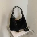 Sac à épaule en suédine noire pour femme, sac hobo rétro sous les aisselles avec bretelle. - Avec Pendentif / Noir