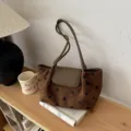 Καφέ τσάντα ώμου με πουά casual tote μινιμαλιστική τσάντα μασχάλης προβολή λεπτομέρειας. - Πράσινο