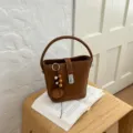 Bolso cubo marrón clásico para mujer, elegante bolso de mano para el trabajo diario. - Con Colgante / Marrón