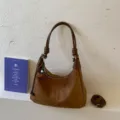 Sac bandoulière rétro en daim marron sac dumpling avec poignée nouée et style élégant. - Avec Pendentif / Marron