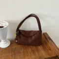 Sac porté épaule en daim marron avec pendentif, sac à main rétro décontracté pour le quotidien. - Avec Pendentif / Café