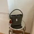 Bolso cubo francés gris oscuro, bolso bandolera vintage elegante para mujer, bolso de moda chic. - Con Colgante / Verde