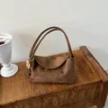 Sac à épaule marron en daim pour femme, sac à main casual chic avec charmante fleur. - Avec Pendentif / Marron