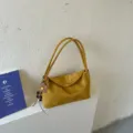 Sac à épaule en daim jaune pour femme, sac axillaire minimaliste avec pendentif fleur automne. - Avec Pendentif / Jaune