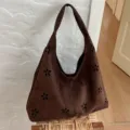 Sac porté épaule marron en suédine pour femme, grand sac hobo décontracté avec motif floral ajouré. - Marron
