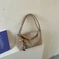 Sac à épaule en suédine marron pour femme, sac à main élégant avec pendentif floral pour le travail. - Avec Pendentif / Khaki Clair