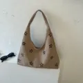 Borsa hobo in camoscio cachi con motivo di fiori traforati elegante borsa a spalla - Bianco avorio