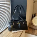 Sac à épaule noir rétro en cuir PU avec serrure en métal et pendentif clé pour femme. - Noir