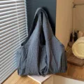 Bolso tote de hombro grande de lona a cuadros azules casual para el trayecto diario y estudiantes. - Negro