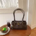 Sac à épaule rétro marron pour femme, sac aisselle en cuir PU avec détails dorés et charm clé. - Café