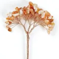 Détail d'un arbre en fil de cuivre torsadé avec éclats de cristaux oranges DIY - Agate rouge