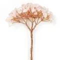 Vue détaillée d'un arbre en fil de cuivre fait main avec éclats de quartz rose. - Quartz rose / 1 Fleur 9 Cristaux