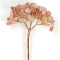 Vue détaillée d'une tige en fil de cuivre faite à la main avec pierres de cristal roses - Quartz Fraise