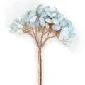 Vue détaillée d'un arbre de cristal en fil de cuivre fait main avec des pierres bleues - Aigue-marine