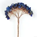 Vue détaillée d'un arbre artisanal en fil de cuivre avec éclats de lapis-lazuli - Lapis-lazuli