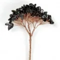 Vue détaillée d'un arbre en fil de cuivre avec pierres d'obsidienne noire. - Obsidienne