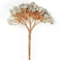 Vue détaillée d'un arbre en cristal fait main en fil de cuivre avec pierres brutes - Pierre de lune