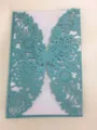Elegante tarjeta de invitación cortada con láser con motivos de flores y mariposa - Azul claro