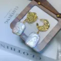 Eleganti orecchini di perle barocche irregolari con borchie a luna e disco in oro testurizzato - Stile Irregolare Luna e Quadrato / Stile Barocco Quadrato (1382)