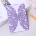 Elegante funda de invitación cortada con láser en papel perlado lila con mariposa - Violeta Claro