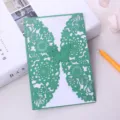 Elegante sobre de invitación de mariposa verde cortado con láser y flores - Verde Hierba