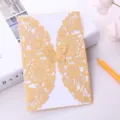 Elegante tarjeta de invitación de boda dorada cortada con láser con mariposa y flores - Champán dorado