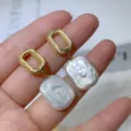 Handgefertigte vergoldete quadratische Barockperlenohrringe mit natürlichem Glanz - Ovaler Rahmen Quadratischer Stil / Gold und Weiß