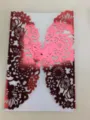 Funda de invitación de boda calada con flores y mariposas en papel perlado rosa - Rojo Verdadero