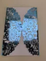 Elegante funda de invitación calada con láser en papel perlado azul con flores - Azul brillante