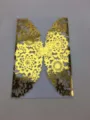 Elegante sobre de invitación dorado cortado con láser con diseño de flores y mariposa - Oro Brillante