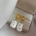 Barock-Süßwasserperlen-Ohrhänger mit 925er Silberstiften, elegante unregelmäßige Form - Goldmünzen-Quadrat-Stil (5096) / Vintage-Gold und Weiß