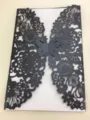 Elegante tarjeta de invitación de mariposa cortada con láser en papel perlado gris. - Negro