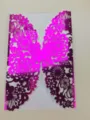 Tarjeta de invitación fucsia cortada con láser con elegantes motivos florales y de mariposas - Rosa rojo