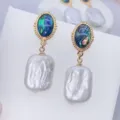 Elegante Barockperlen Ohrhänger mit irisierendem Abalone-Muschel-Detail und 925 Silberstift - Irisierender Geometrischer Spleißstil / Irisierend und Weiß