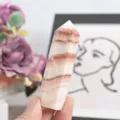 Natural hexagonal crystal point with reddish-brown bands for healing and decoration - 8-9cm / Pork Stone Pillar / Red and White