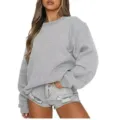 Vue détaillée d'un sweat-shirt gris uni à col rond décontracté porté avec un short. - Sweatshirt à col rond gris clair