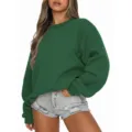 Vue détaillée du sweat-shirt vert à col rond, présentant une coupe ample et un tissu polaire doux. - Sweat-shirt à col rond vert foncé