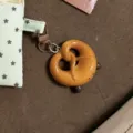 Porte-monnaie vert menthe à motif d'étoiles avec charm bretzel mignon, porte-carte étudiant. - Pendentif Pretzel