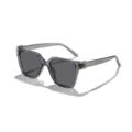 Elegantes gafas de sol cuadradas grises con detalles de brillantes en varillas. - Montura gris translúcida Lente gris