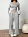 Vista detallada del conjunto gris informal con top de manga larga y pantalones deportivos anchos. - S / Gris