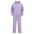 Detailansicht des lavendelblauen Fleece-Kapuzenpullovers mit komfortabler Sporthose. - Hellviolett
