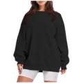 Vue détaillée du sweat noir oversize à col rond, présentant un tissu doux et une coupe ample. - Sweat-shirt Noir