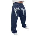 Vista detallada de los pantalones de chándal Y2K azul oscuro con estampado gótico en piernas. - Azul marino
