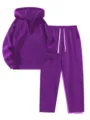 Vista dettagliata della felpa viola con mezza zip e dei pantaloni della tuta larghi. - Viola