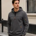 Detailaufnahme des dunkelgrauen Herren Kapuzenpullovers mit halbem Reissverschluss Taschen. - Dunkelgrau