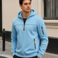 Nahaufnahme Detail der hellblauen Herren Fleece Kapuzenpullover mit Orangen Reißverschlüssen. - S / Oberteile / Hellblau