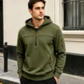 Herren Halb-Zip Fleece Kapuzenpullover in Olivgruen mit Taschen fuer Sport und Freizeit. - Armeegrün