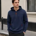 Detailansicht des dunkelblauen Herren Kapuzenpullovers mit halbem Reißverschluss und Taschen. - S / Oberteile / Marineblau