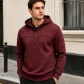 Herren Halb-Reißverschluss Fleece Kapuzenpullover Detailansicht, weicher Stoff und Taschen. - Burgunderrot