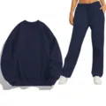 Vista detallada de la sudadera de cuello redondo azul marino y el pantalón deportivo. - Azul marino